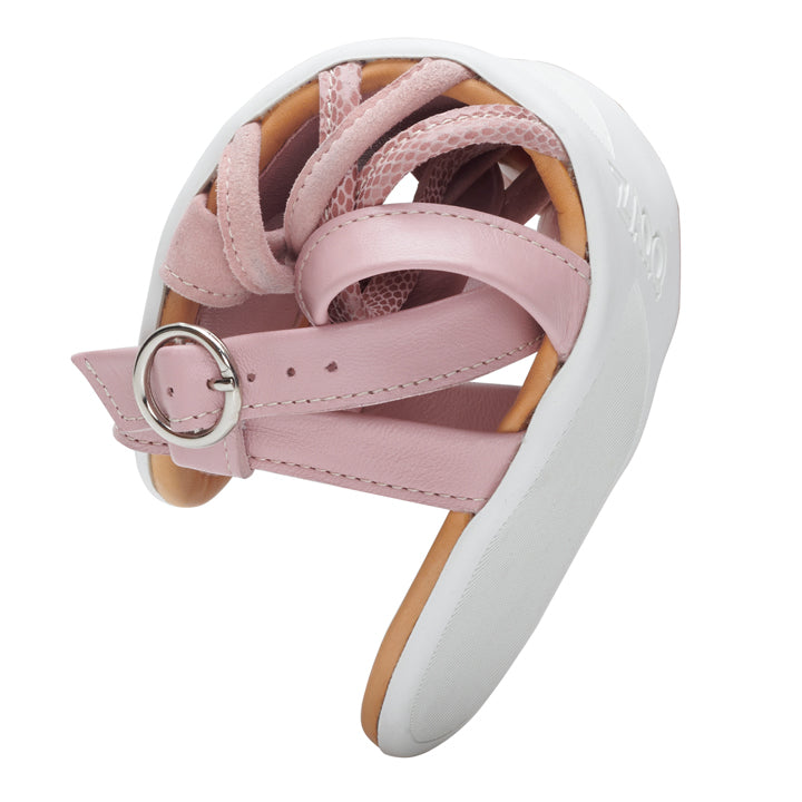 Nahaufnahme eines QORY Rosa-Ballettschuhs von ZAQQ, der in zartem Rosa gehalten ist und an eine Riemchensandale erinnert. Er weist Mesh-Details und einen Schnallenriemen auf, und seine flexible Sohle ist gebogen, um seine Flexibilität hervorzuheben, alles vor einem weißen Hintergrund.