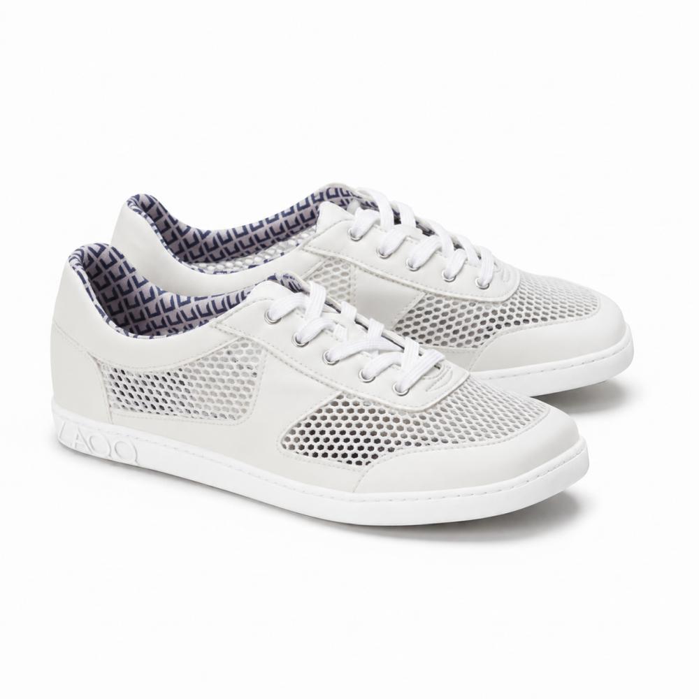 sneakers d'été blancs et aérés pour femmes en tant que chaussures pieds nus avec une largeur agréable pour les pieds plus larges