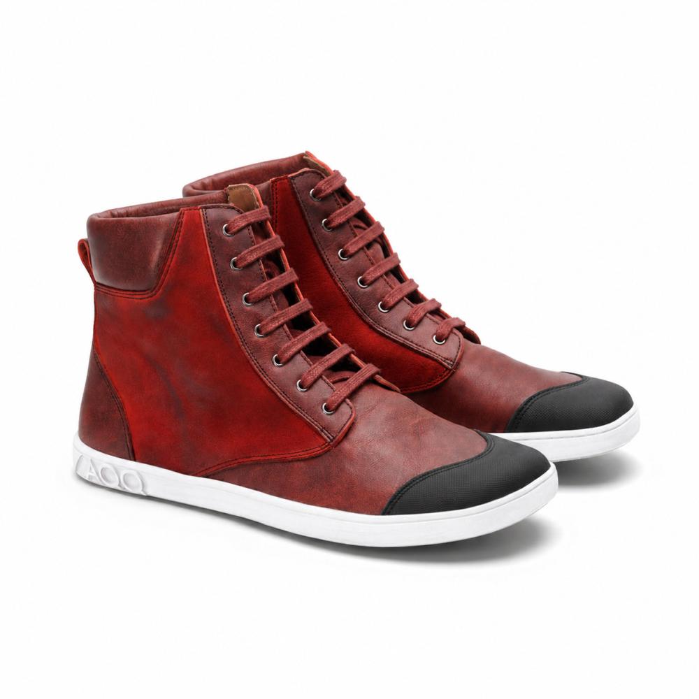 Nous vous présentons le CHICAQO Red de ZAQQ : Ces baskets montantes élégantes se distinguent par un design rouge vif avec des embouts noirs et des semelles blanches. Le laçage frontal complète l'apparence robuste et texturée du cuir Nappa et du cuir suédé. Pour un confort supplémentaire, elles sont dotées d'une semelle flexible.