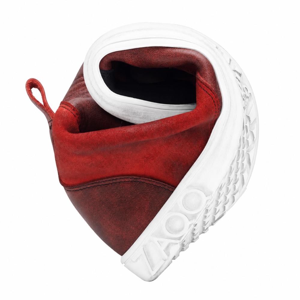 Nous vous présentons le CHICAQO Red de ZAQQ : une basket montante en cuir Nappa et en cuir suédé avec une semelle blanche sur laquelle le mot LAAOS est clairement visible. Son design promet durabilité tout en offrant la flexibilité et la robustesse d'une chaussure pieds nus.