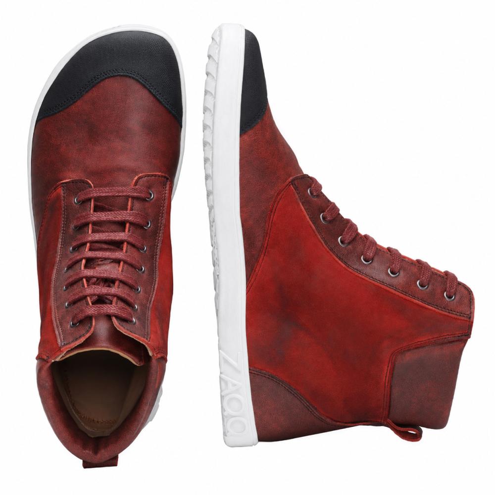 Le CHICAQO Red de ZAQQ est une paire de baskets montantes en cuir Nappa et en cuir suédé avec un embout noir et une semelle blanche et flexible. Une chaussure est exposée debout pour une vue latérale, tandis que l'autre met en avant ses lacets et le détail frontal noir vu de dessus. Le nom de la marque ZAQQ est visible sur la semelle.