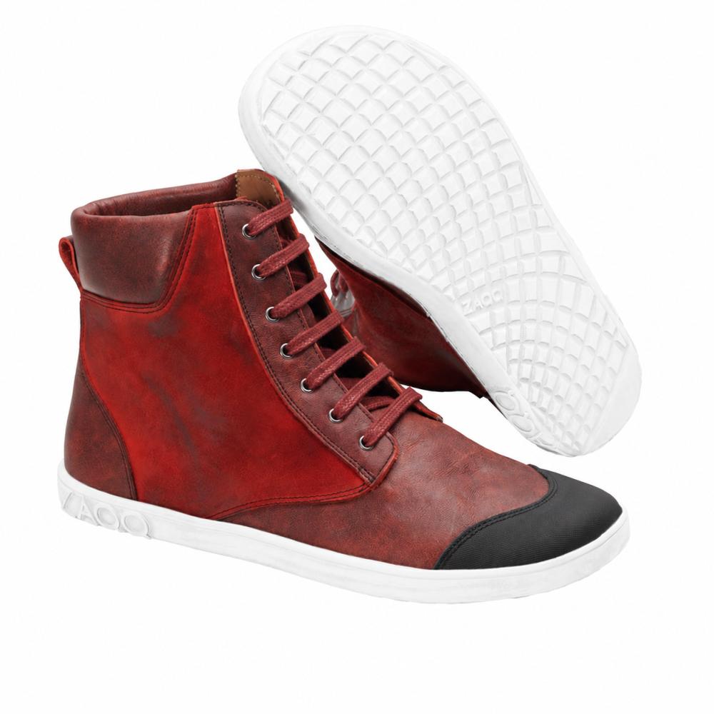 Nous vous présentons le CHICAQO Red de ZAQQ : Ces baskets montantes élégantes en rouge éclatant sont fabriquées en cuir Nappa et en cuir suédé de haute qualité. Elles ont une semelle blanche lisse et un embout noir saisissant. Une chaussure est debout, tandis que l'autre est inclinée, exhibant sa semelle structurée et flexible.
