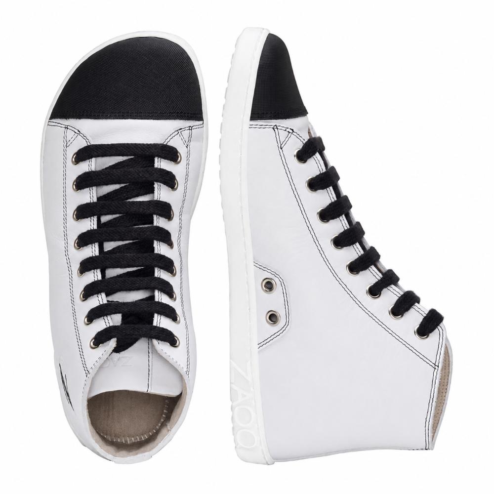 Nous présentons le CHUQQS White de ZAQQ : une paire élégante de sneakers montants blancs avec des lacets noirs et des embouts. La chaussure gauche est vue de haut en bas, tandis que la chaussure droite est debout, montrant son profil latéral. Ces sneakers sont habilement fabriqués en cuir nappa et ont des semelles blanches avec le nom de la marque ZOOZ.