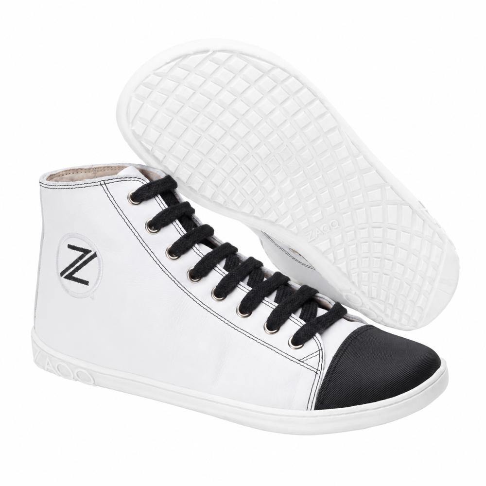 Nous présentons le CHUQQS White de ZAQQ, une paire élégante de sneakers montants avec une tige blanche, un embout noir et des lacets noirs. Ces sneakers disposent d'une semelle texturée avec un motif en grille et arborent fièrement le logo Z de la marque sur le côté. Le sneaker blanc allie harmonieusement style classique et confort moderne.