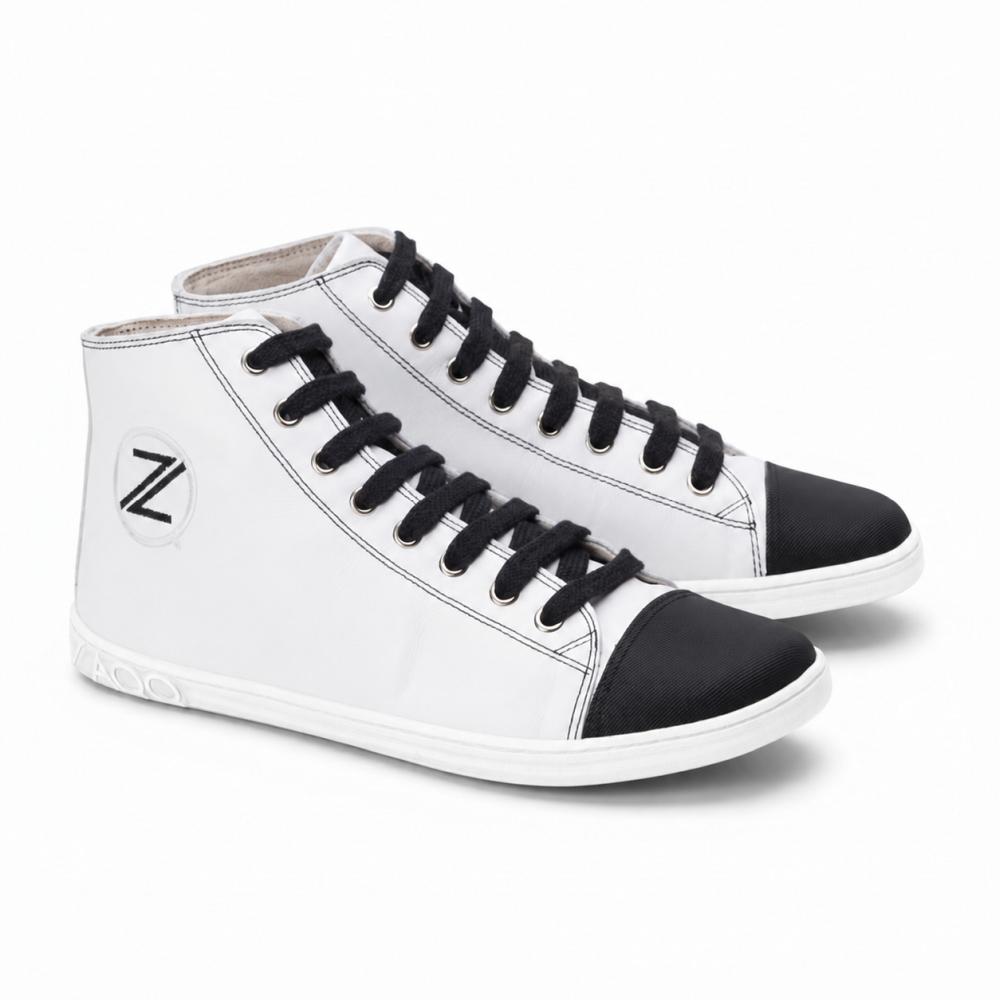 sneaker montants blancs en cuir lisse avec lacets noirs en tant que chaussures pieds nus avec semelle totalement plate