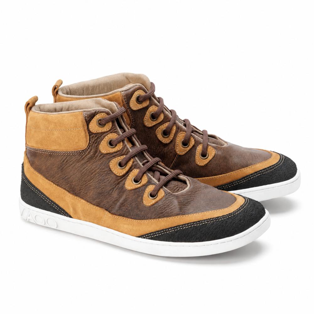 Les ZAQQ CINQO Brown High-Top-Sneakers se distinguent par une texture luxueuse en cuir nappa marron et brun clair, rehaussée par des accents noirs sur le bout et le talon. Ces chaussures à la mode possèdent des semelles blanches, des lacets marron et une boucle pratique à l'arrière pour un port facile.