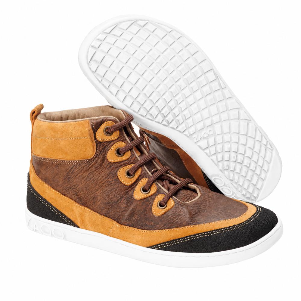 Une paire de ZAQQ CINQO Brown High-Top-Sneakers à tons bruns et orangés avec des accents noirs et une semelle blanche en cuir nappa souple. Une chaussure est debout, tandis que l'autre est couchée sur le côté, mettant en valeur le design texturé de la semelle qui représente le confort d'une chaussure pieds nus.