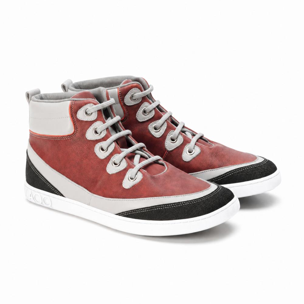 Les ZAQQ CINQO Red High-Top Sneaker présentent un design sportif avec des empiècements rouges et blancs, complétés par des accents noirs texturés. Ces chaussures offrent un confort de port avec leurs lacets blancs, leur semelle texturée et leurs coutures apparentes pour une combinaison harmonieuse de style et de confort.