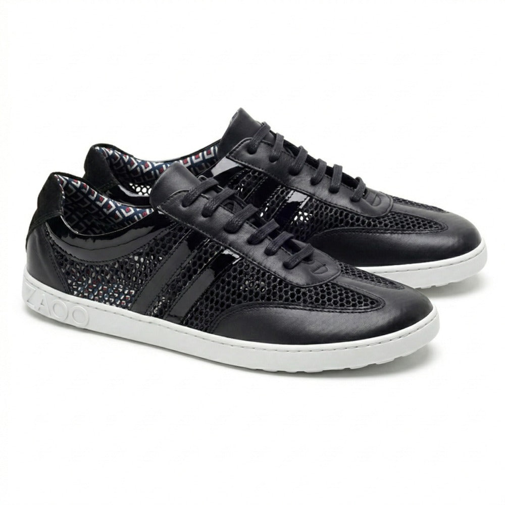 Wir präsentieren den QIMBERLY Black von ZAQQ, ein Paar stylische schwarze Sneaker mit Mesh-Details, glänzendem Finish und weißer Sohle. Diese Damen-Barfußschuhe bieten ein atmungsaktives Design mit einem eleganten Schnürverschluss und sind somit perfekt für die Freizeit geeignet.