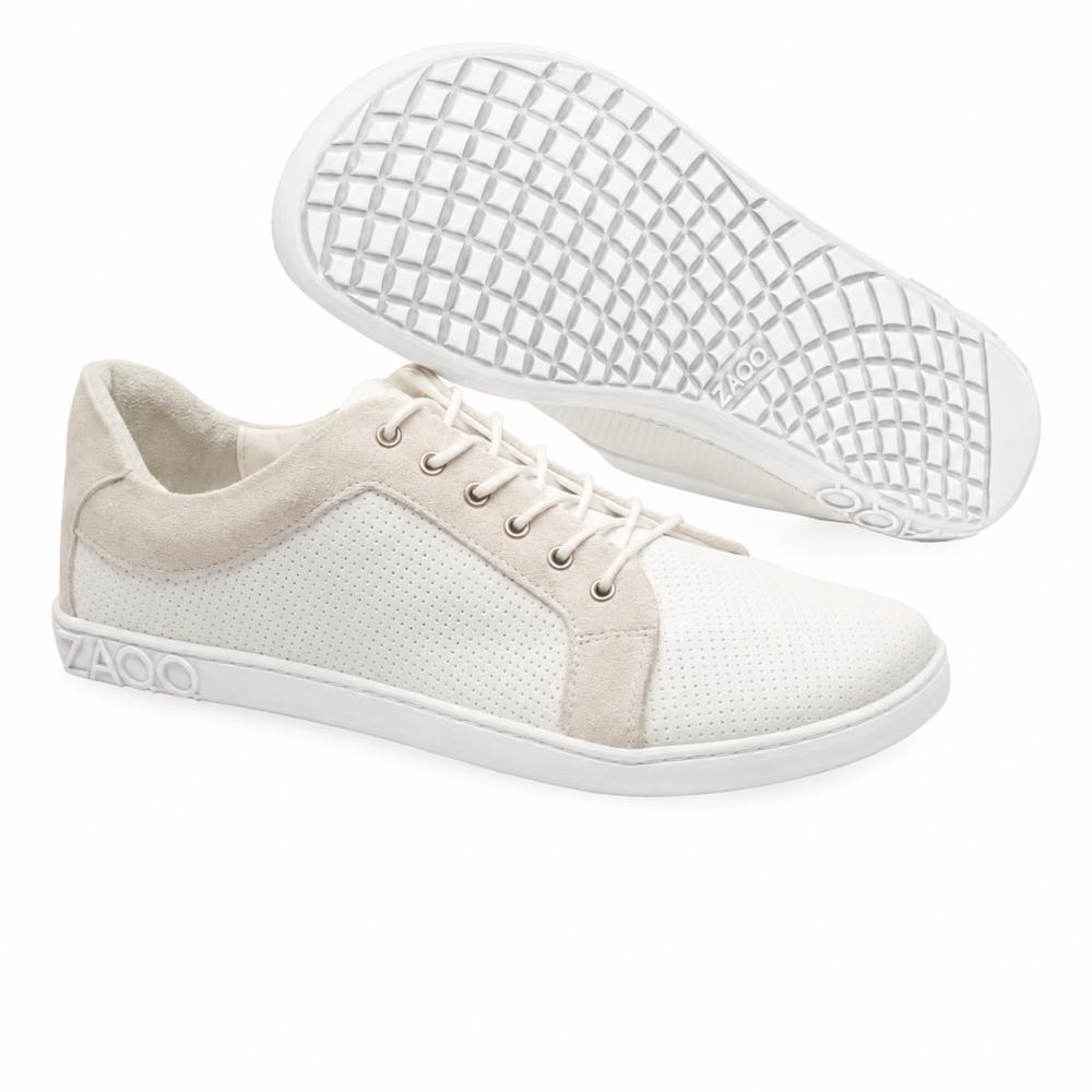 Les ZAQQ QORE Low White Sneaker en cuir nappa de haute qualité rayonnent de sophistication avec leurs lacets et perforations à pois. L'un a une semelle plate, tandis que l'autre présente une semelle gaufrée structurée, offrant à chaque pas à la fois style et confort.