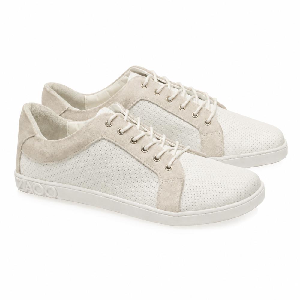 Nous vous présentons les QORE Low White Sneaker de ZAQQ : des chaussures de loisirs blanches élégantes avec des accents beiges et des lacets blancs. Ces sneakers en cuir nappa de haute qualité avec une texture perforée se distinguent par un design inspiré des chaussures pieds nus et possèdent une semelle claire qui offre un confort et un style inégalés.