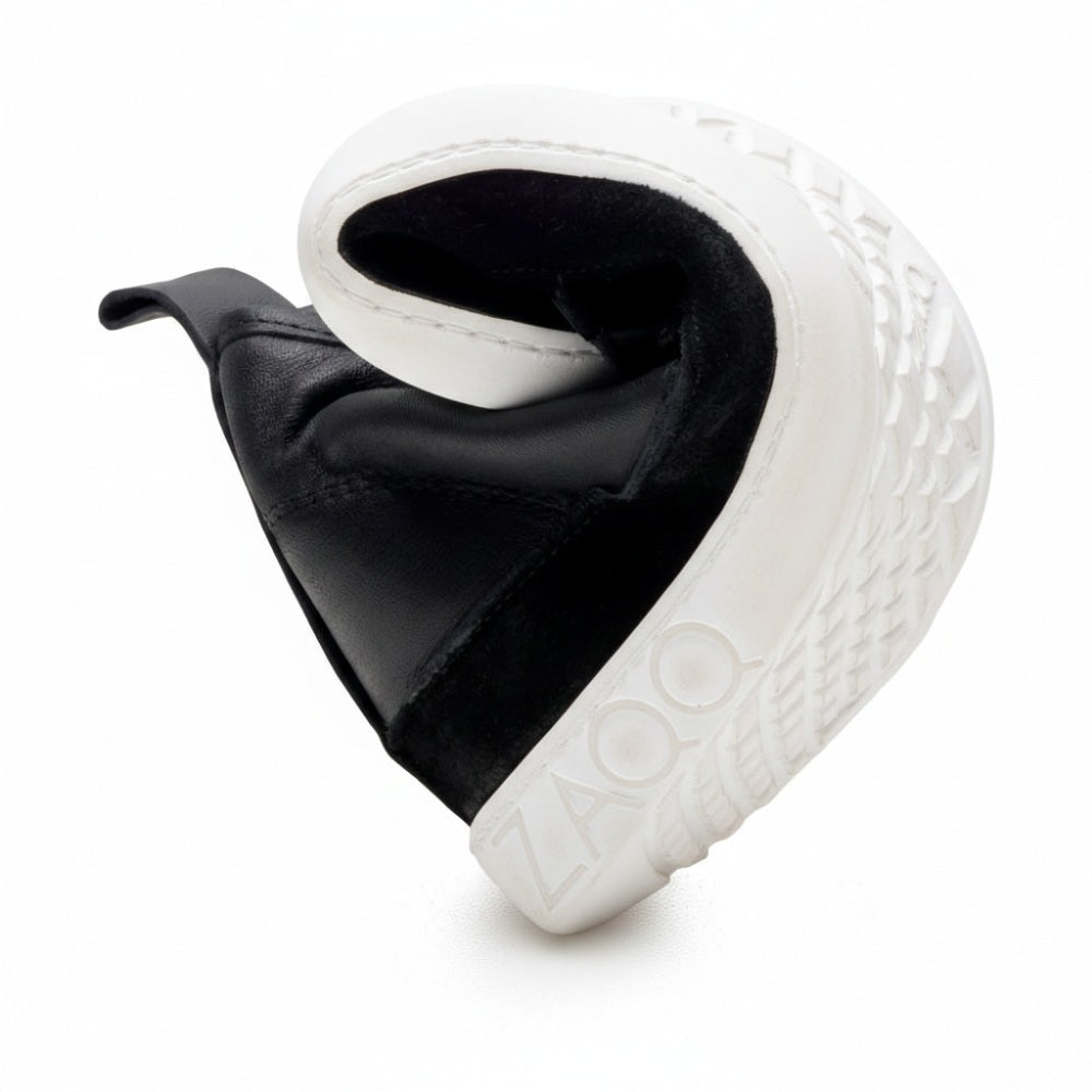 Der QUITMAN Black von ZAQQ ist ein Barfußsneaker aus luxuriösem Nappaleder mit einer hochflexiblen Sohle in Spiralform und strukturiertem Muster. Er unterstreicht sowohl Flexibilität als auch einzigartiges Design.