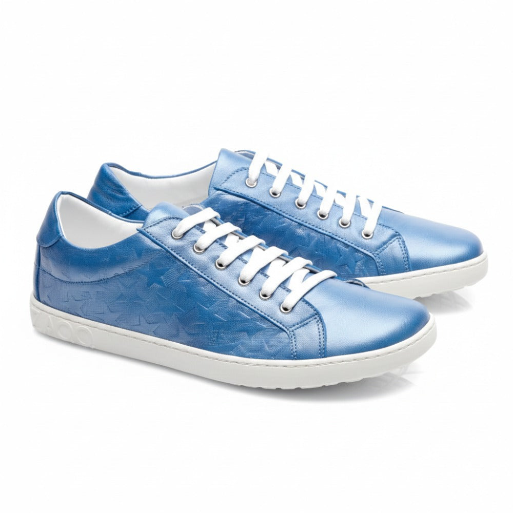 Erleben Sie den schillernden Reiz der SLOQ Stars Blue-Sneaker, die mit einem auffälligen geprägten Sternenmuster verziert sind. Sie sind aus hochwertigem Nappaleder gefertigt und verfügen über makellos weiße Schnürsenkel und Sohlen. Als Barfußschuh garantieren sie bei jedem Schritt unvergleichlichen Komfort. Die Marke ZAQQ ist an der Seite der Sohle deutlich sichtbar.