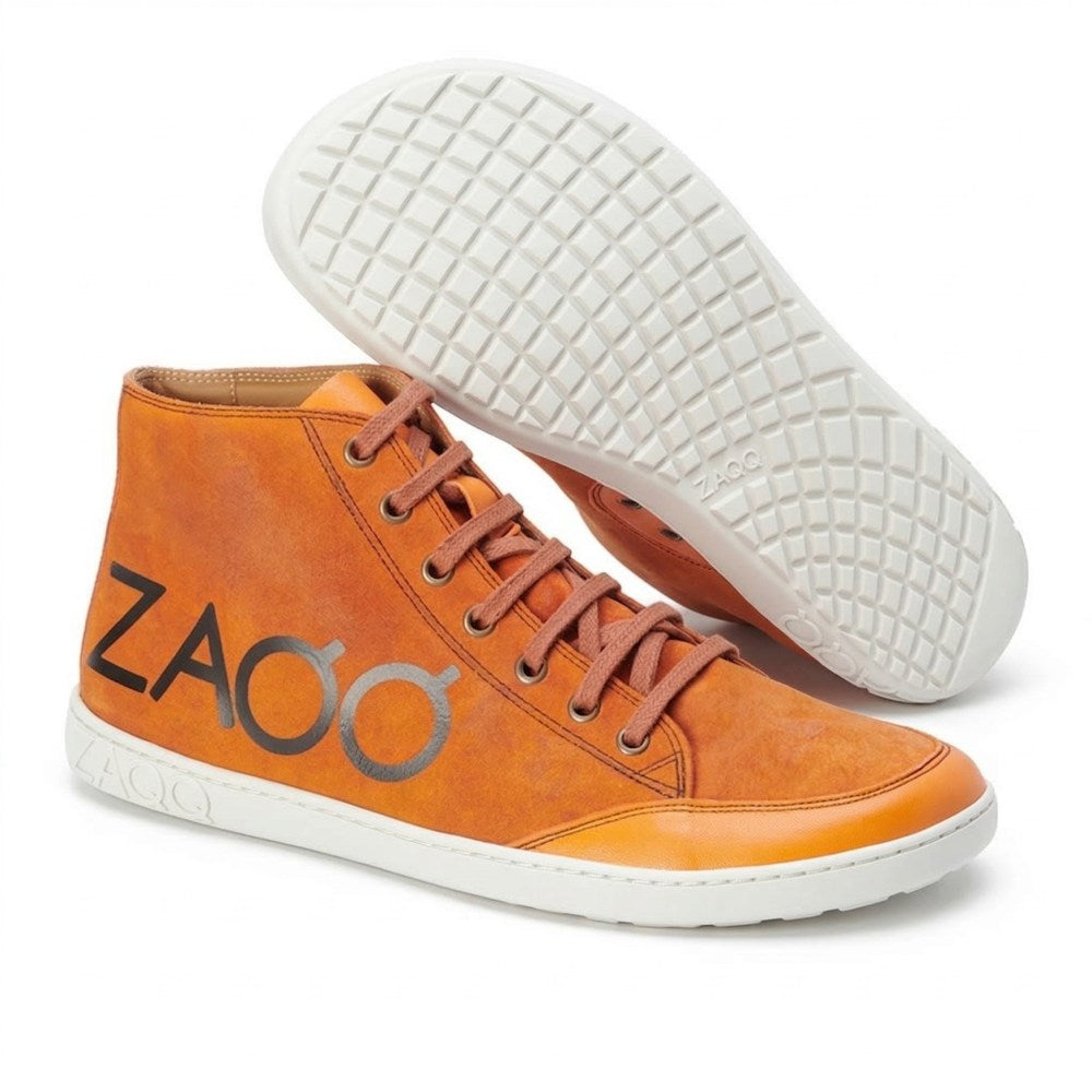 Die ZAQQ SQYLA Orange High-Top-Sneaker haben ein auffälliges Logo an der Seite, orangefarbene Schnürsenkel und eine strukturierte weiße Sohle. Auf dem Bild steht ein Sneaker aufrecht und zeigt die Seitenansicht, während der andere geneigt ist, um das Sohlenmuster zu zeigen. Ideal für alle, die ihrer Sneaker-Kollektion stilvollen Komfort hinzufügen möchten.