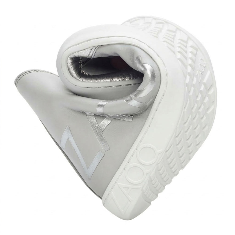 Ein gedrehter grauer SQYLA Grey Barfußschuh mit strukturierter Kautschuksohle und dem schwarzen ZAQQ-Markennamen auf der Seite. Das Obermaterial aus Nappaleder garantiert Flexibilität und ermöglicht es, den Schuh in eine kompakte Form zu rollen, was seine Geschmeidigkeit und sein innovatives Design unterstreicht.