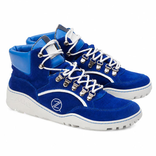 Die TERRAQ Blue Waterproof Sneaker von ZAQQ sind ein stylisches Paar blauer High-Tops mit weißen Schnürsenkeln und blauen und silbernen Akzenten. Diese Outdoorschuhe verfügen über eine robuste Sohle, markante Metallösen und sind mit einem ZL-Logo an der Seite verziert und bieten sowohl Flair als auch Funktionalität für Ihre Abenteuer.