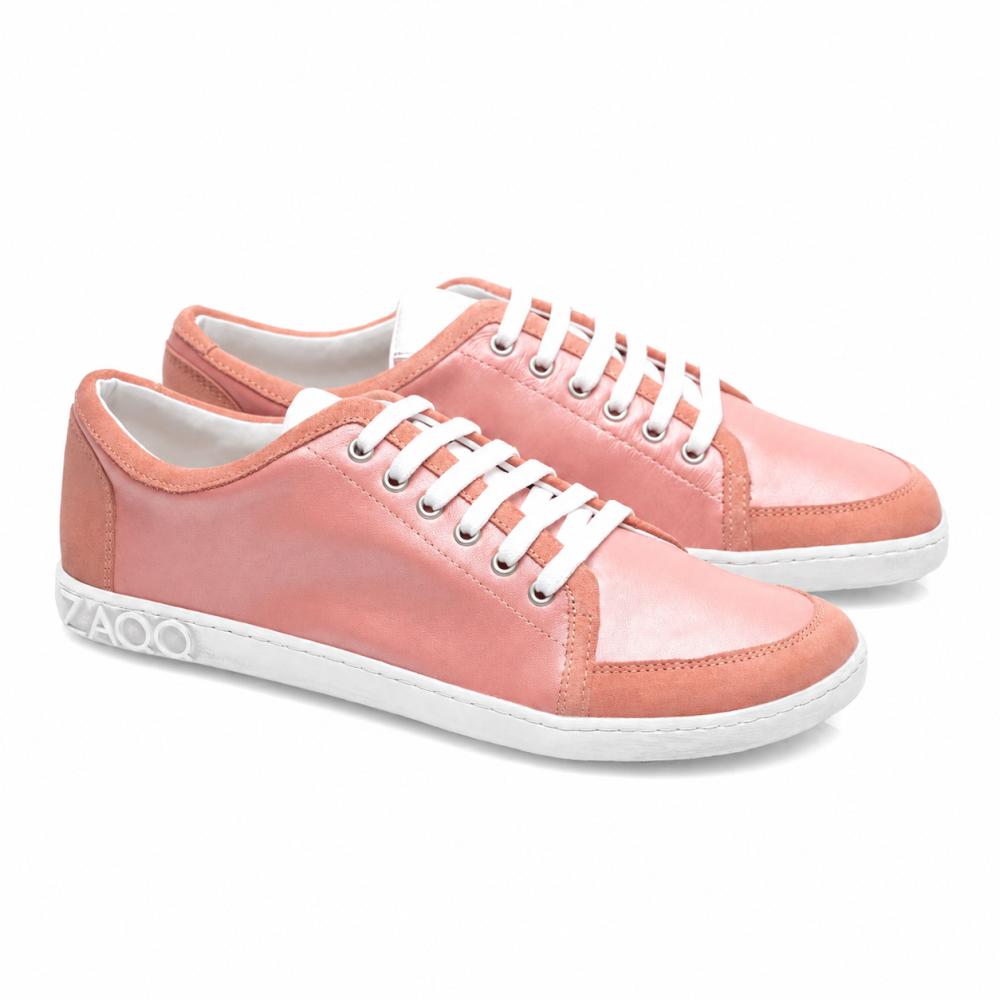Les baskets TIQQ Rosa de ZAQQ sont fabriquées en cuir nappa rose de haute qualité, complétées par des lacets et des semelles blancs. Ces chaussures se distinguent par un design simple et décontracté, avec le nom de la marque ZAQQ élégamment apposé à l'arrière de la semelle. Elles sont présentées sur un fond d'un blanc éclatant.