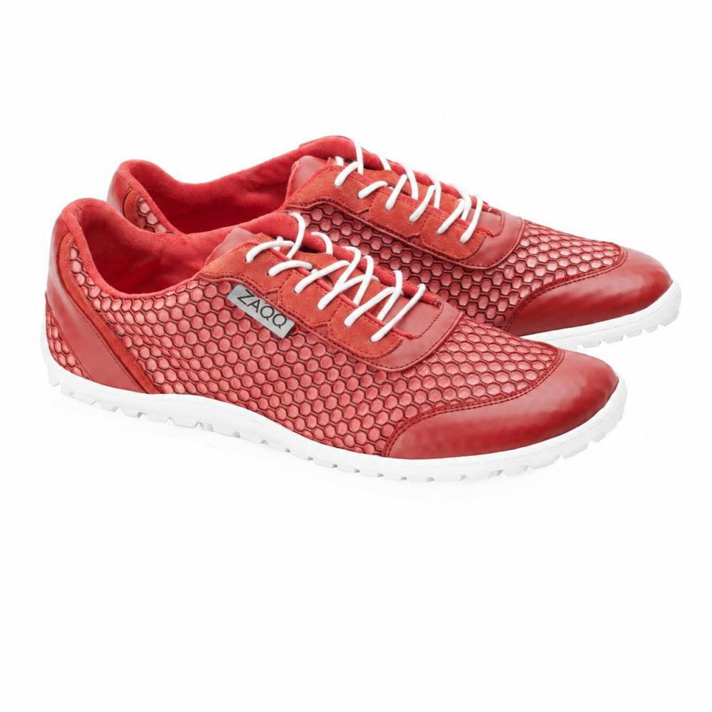 Une paire de baskets TOQIO Red de ZAQQ, avec un design ultra-moderne en tige rouge, accentué par des lacets blancs et des détails en mesh hexagonal. Ces chaussures arborent fièrement une élégante semelle blanche et une étiquette de logo de marque sur le côté, élégamment placées côte à côte sur un fond blanc immaculé.