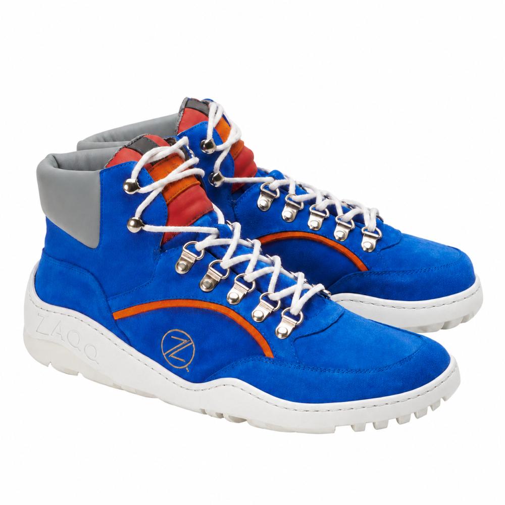Ces baskets montantes bleu vif de ZAQQ, le modèle TREQ Azure Waterproof, sont dotées de lacets blancs et d'œillets argentés. Elles présentent des accents orange et rouge, une zone de cheville rembourrée grise et une robuste semelle TERRA ZAQQ. Un logo rond sur le côté confère à la chaussure une touche distinctive.