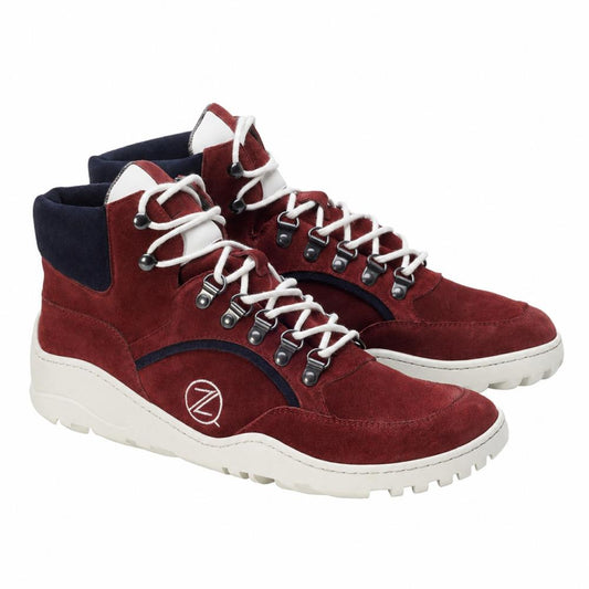 Die TREQ Red Waterproof Sneaker von ZAQQ sind kastanienbraune High-Tops mit weißen Schnürsenkeln und Sohlen. Diese wasserdichten Schuhe haben marineblaue Akzente an Ferse und Knöchel sowie ein rundes Logo an der Seite, was sie zu perfekten Outdoor-Schuhen für jedes Abenteuer macht.