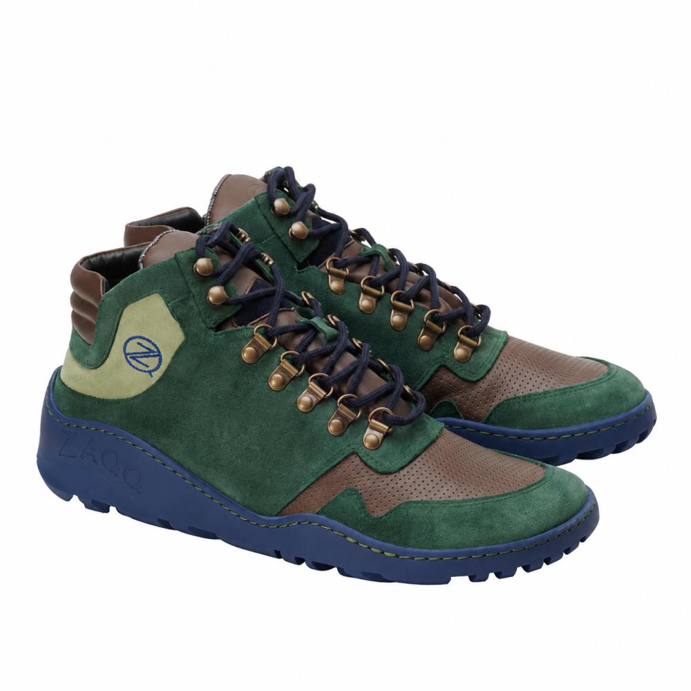 Nous présentons les baskets montantes imperméables VAQATION Green de ZAQQ, conçues dans une combinaison remarquable de daim vert et de cuir marron. Ces baskets possèdent des semelles bleues et gris foncé, des lacets bleus passant par des œillets en laiton, un logo sur le côté et sont dotées d'une membrane imperméable qui garde vos pieds au sec.